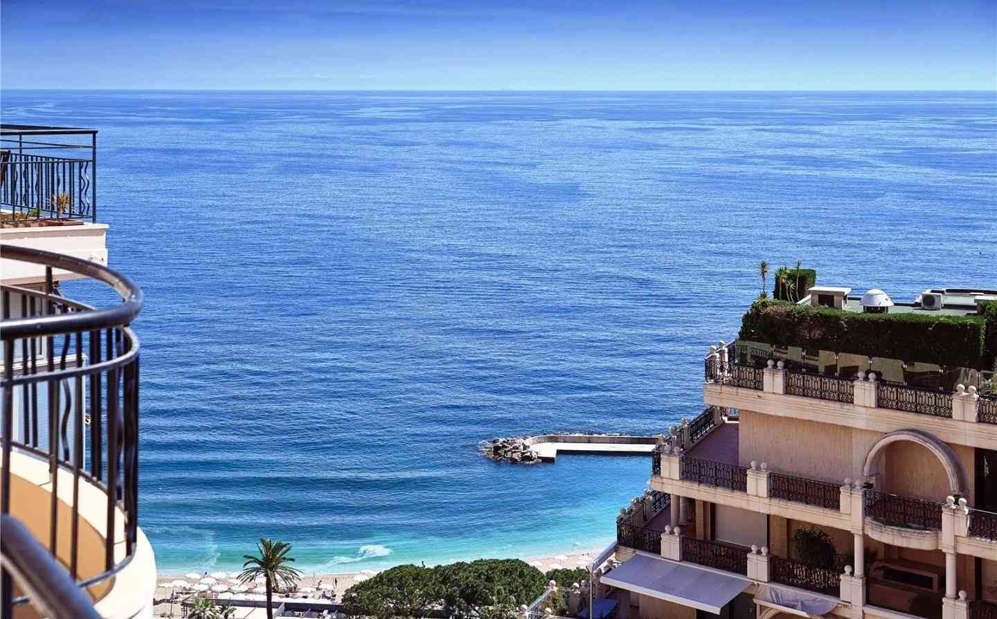 Une vue spectaculaire sur les immeubles bordant la côte avec la mer Méditerranée en arrière-plan.